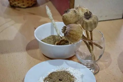 因生意冷清，店主在凉面中加罂粟粉的行为是否违法？