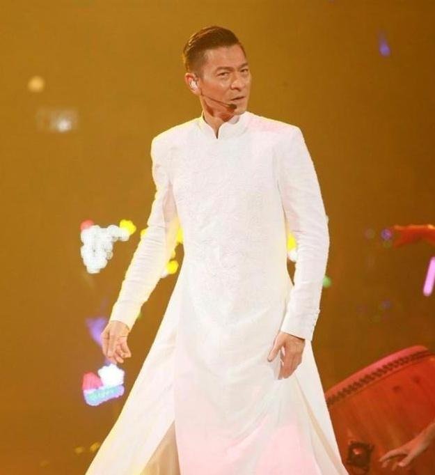 刘德华女儿正面照,模样清秀接地气,简直就是女版刘天王,你怎么看?