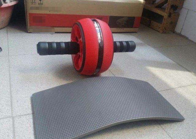 怎样用腹肌轮正确锻炼腹肌