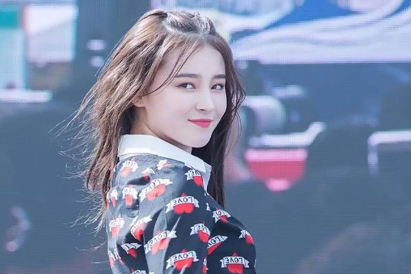 对于Nancy换衣服时的照片被卖这件事，其经济公司是如何回应的？