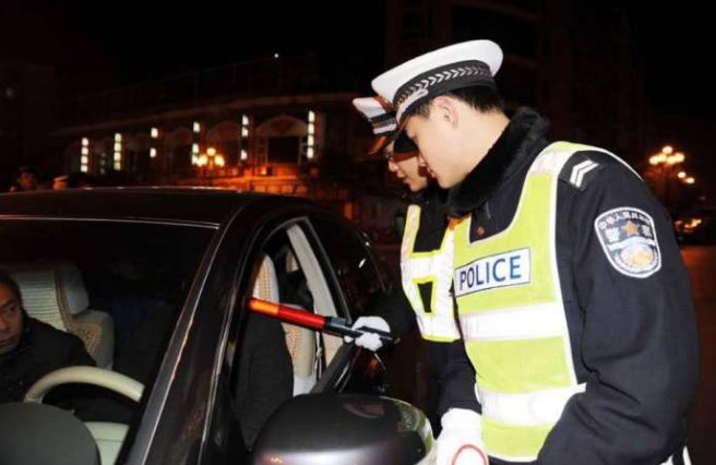 官方通报交警执法直播中被撞飞，酒驾是否应该加大惩罚力度？