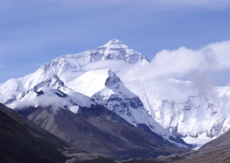珠峰每年都在移动，它难道真的会走路吗？为什么呢？