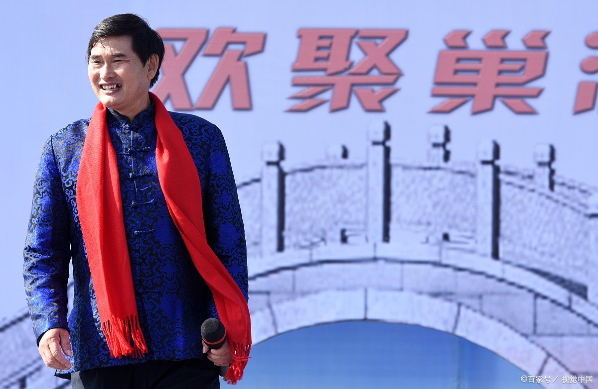 朱之文被村民“吸血”十年，家门被踢开成日常，这样处境的他为何不搬家？