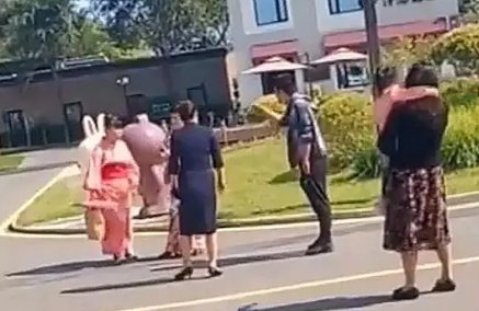 女子军事基地和服拍照被骂，穿着的问题还是拍照的不当？