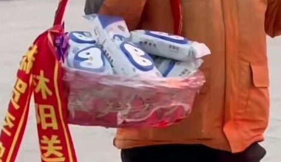 郑州男子做痔疮手术后,损友拉横幅送花庆祝,你如何评价这堆损友的做法?