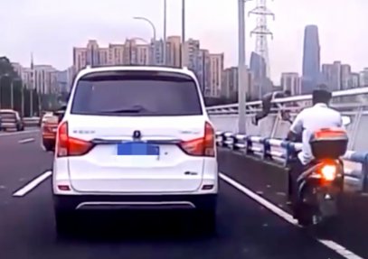 重庆一男子从车上跳出后跳桥坠江，前后间隔仅6秒，现代人压力有多大？