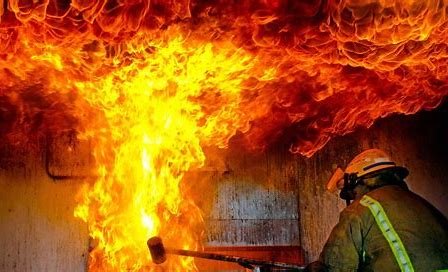 柳州一民房起火，被困人员翻爬4楼栏杆逃生！造成火灾的原因是什么？