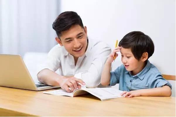 教育部规定不得要求家长检查批改作业，这对家长来说百分百是好事吗？