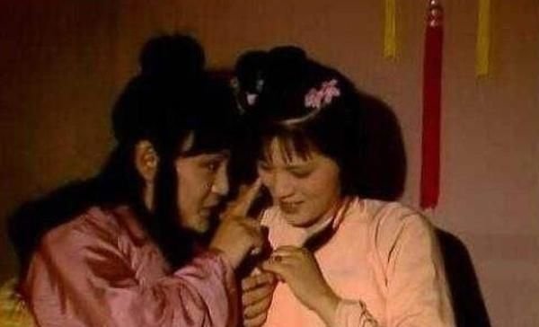 宝玉和黛玉两个人同床共枕过吗，为什么没发生夫妻之实？