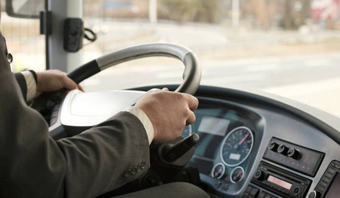 济南一公交司机居然要给乘客下跪道歉，什么仇什么怨？