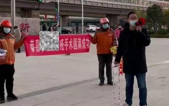 郑州男子做痔疮手术后,损友拉横幅送花庆祝,你如何评价这堆损友的做法?