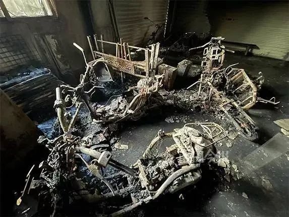 柳州一民房起火，被困人员翻爬4楼栏杆逃生！造成火灾的原因是什么？