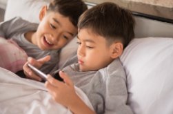 河南14岁男孩玩游戏刷光患癌父亲8万救命钱,游戏公司应该负责吗?