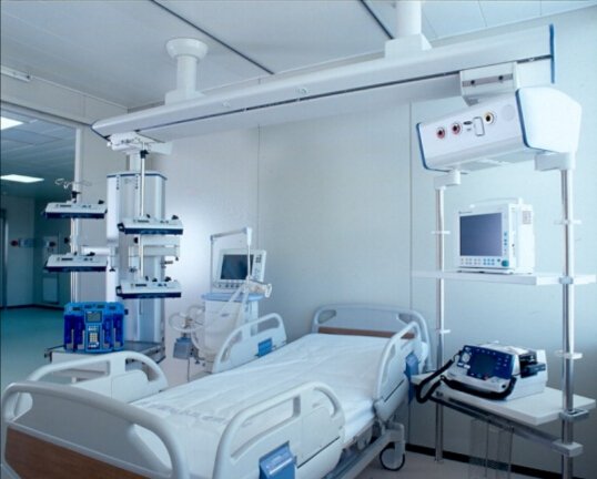 老人住ICU，独子被困西安无法照顾，老人需签字做手术时医生是怎么做的？