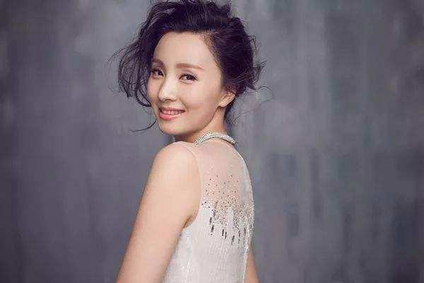 小陶虹海清再次合体登杂志封面，她们的哪次合作最受网友关注？