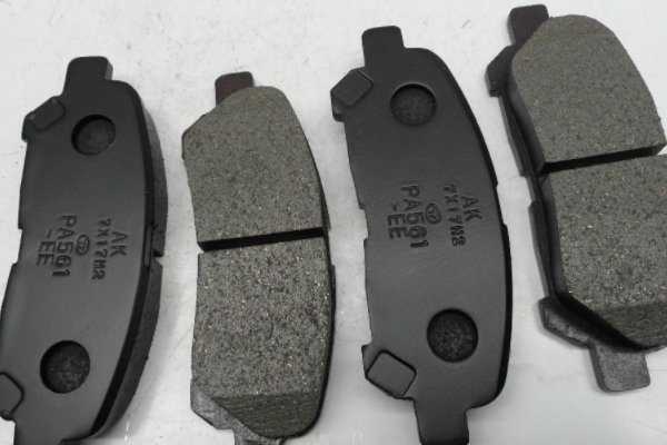 一副刹车片是几片啊，多少钱？