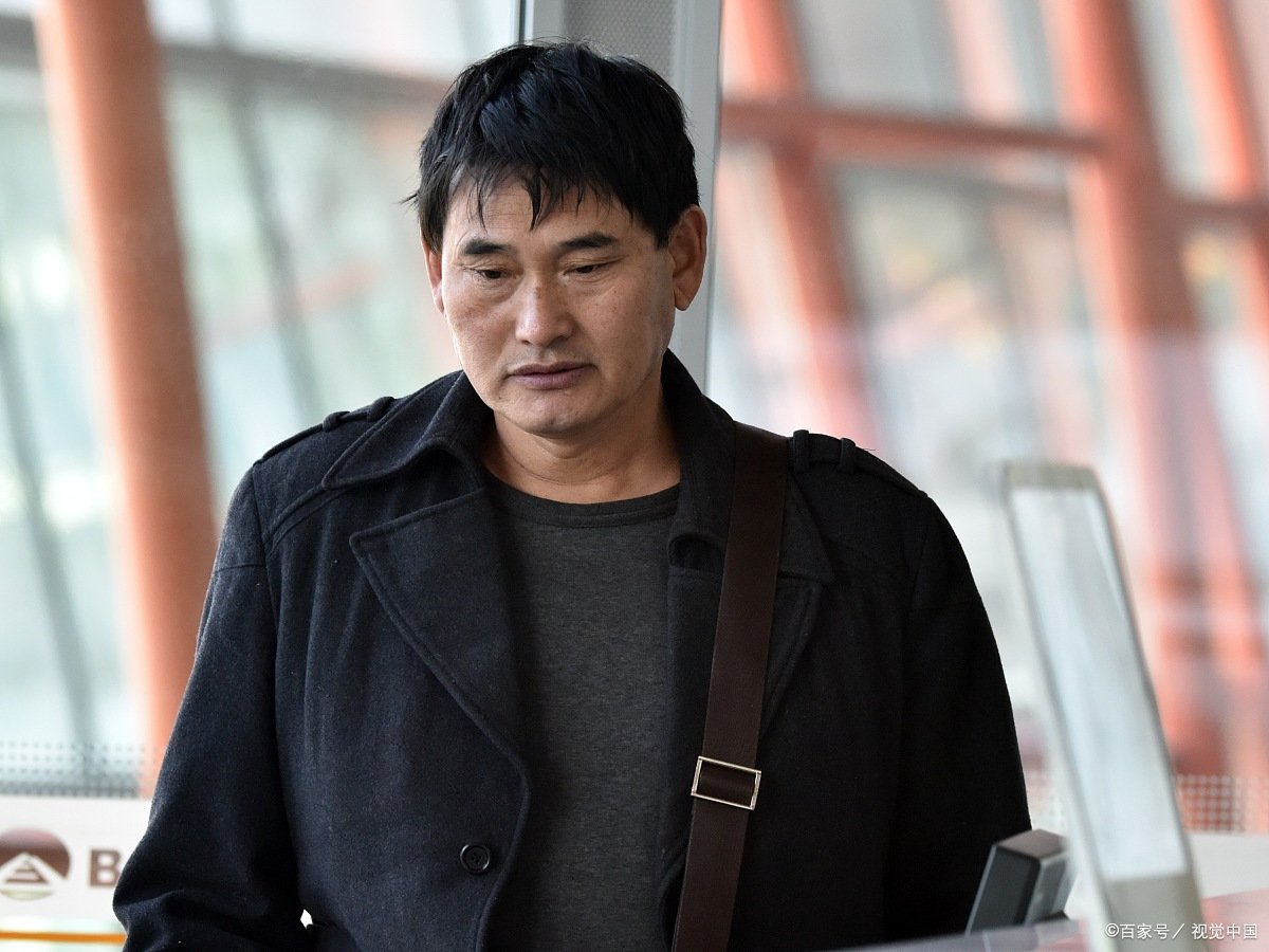 朱之文被村民“吸血”十年，家门被踢开成日常，这样处境的他为何不搬家？