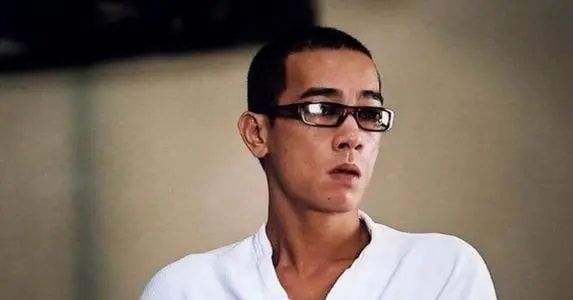 陈小春牵手应采儿晒庆生照，他们之前的感情怎么样？