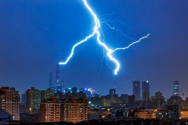 震撼！东方明珠被闪电击中，画面魔幻，东方明珠没有避雷针吗？