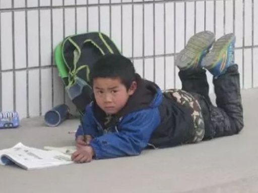 物理老师室内演示电流，同学感受“闪电”兴奋不已，你喜欢这样的老师吗？