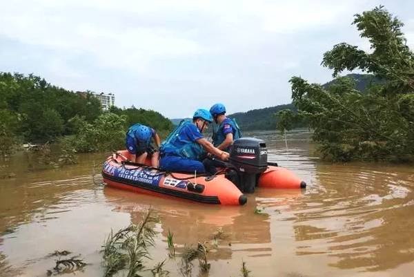 四川巴中洪水致多艘船只被冲走,落入瀑布瞬间碎成渣,当时有多惊险?
