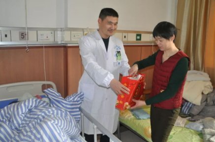 郑州男子做痔疮手术后,损友拉横幅送花庆祝,你如何评价这堆损友的做法?