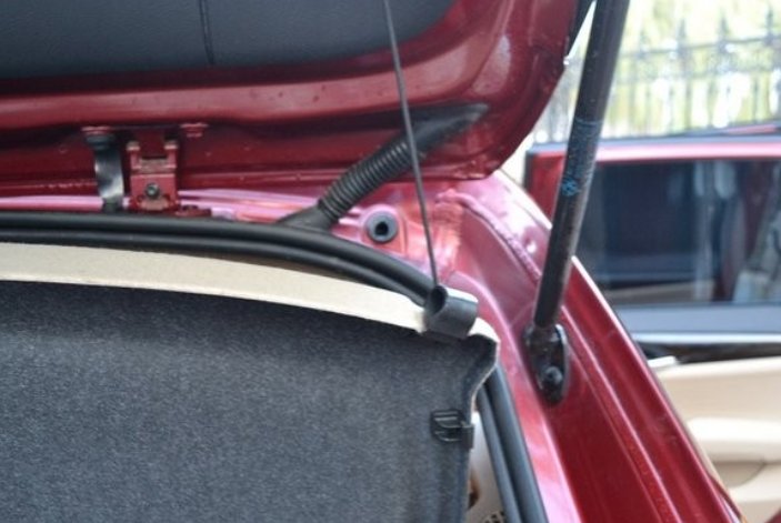 汽车天窗排水孔堵塞了怎么样自行修理？