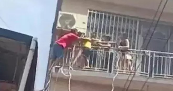 柳州一民房起火，被困人员翻爬4楼栏杆逃生！造成火灾的原因是什么？