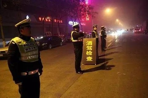 官方通报交警执法直播中被撞飞，酒驾是否应该加大惩罚力度？