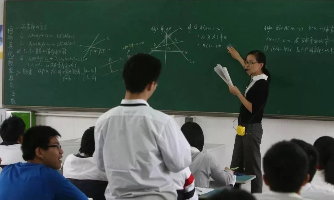 近日“该不该取消教师寒暑假”的话题引发热议，你觉得该不该取消？