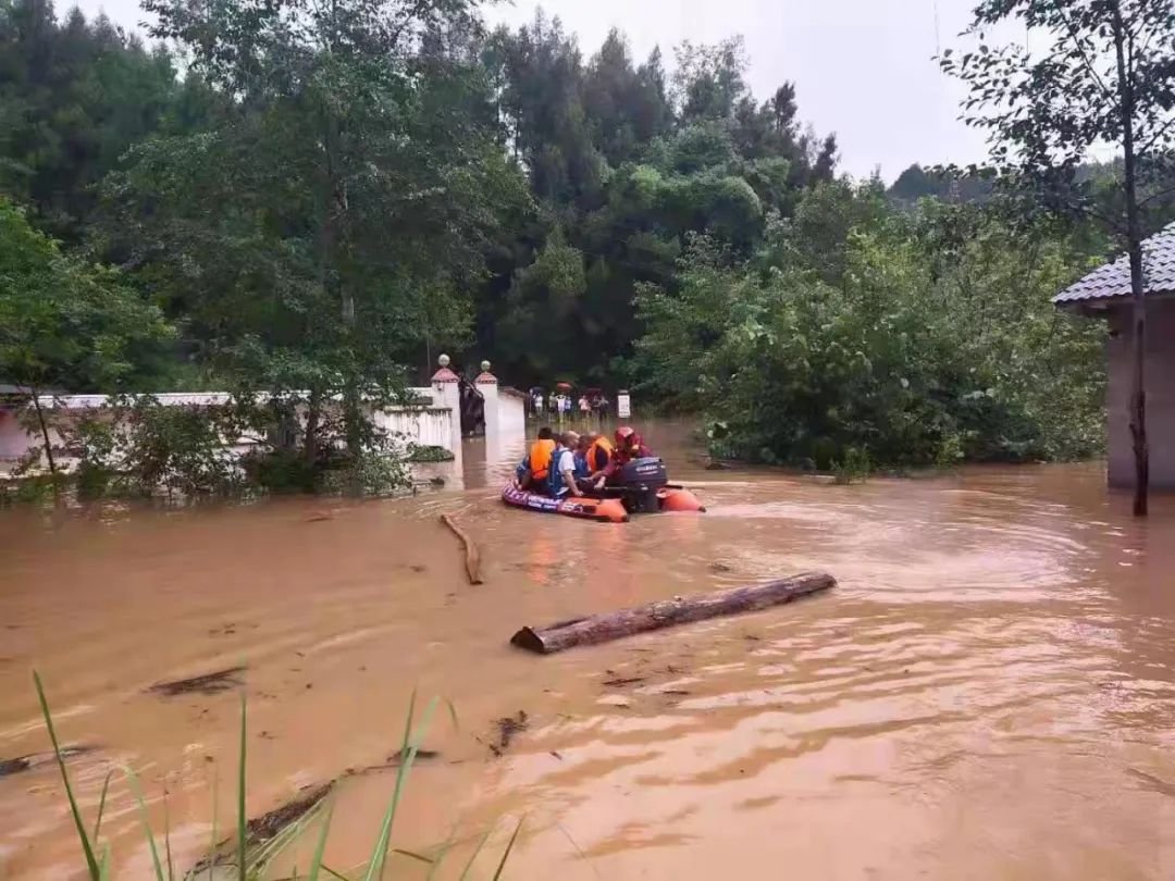 四川巴中洪水致多艘船只被冲走,落入瀑布瞬间碎成渣,当时有多惊险?