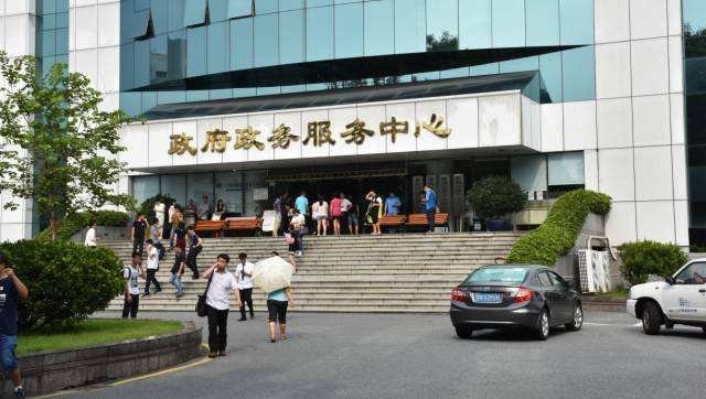 番禺行政服务中心的位置？