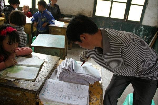 教育部规定不得要求家长检查批改作业,这对家长来说百分百是好事吗?