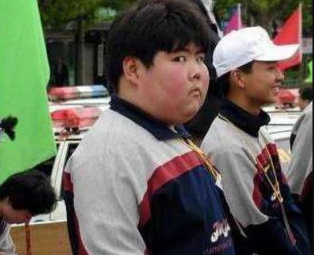 物理老师室内演示电流,同学感受“闪电”兴奋不已,你喜欢这样的老师吗?