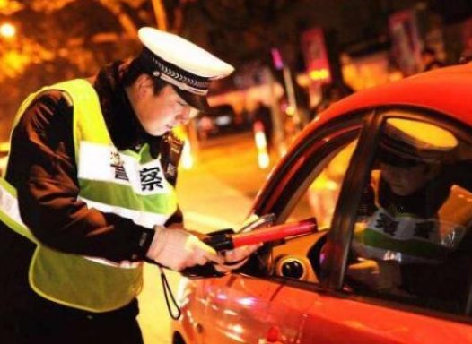 官方通报交警执法直播中被撞飞，酒驾是否应该加大惩罚力度？