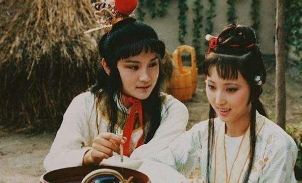 宝玉和黛玉两个人同床共枕过吗，为什么没发生夫妻之实？