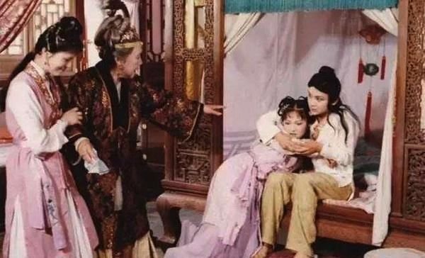 宝玉和黛玉两个人同床共枕过吗，为什么没发生夫妻之实？