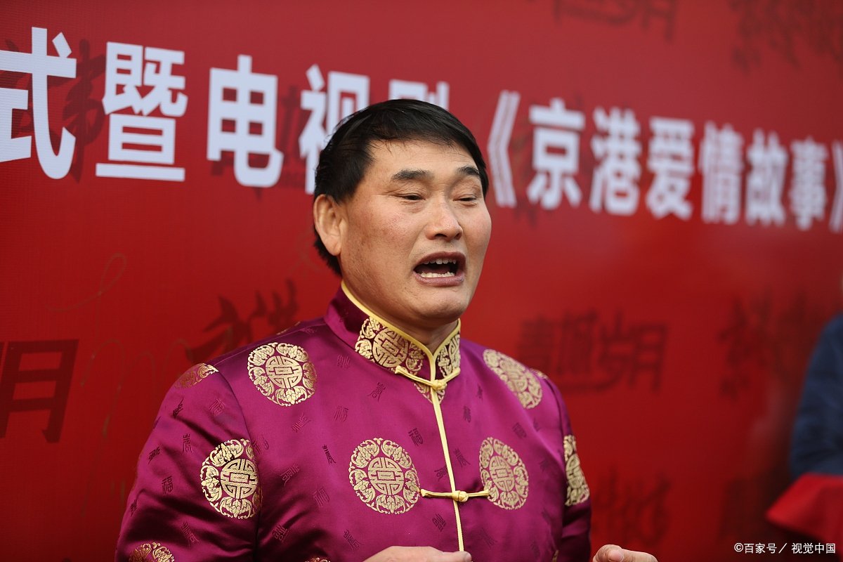 朱之文被村民“吸血”十年，家门被踢开成日常，这样处境的他为何不搬家？