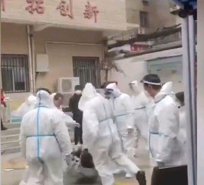 老人住ICU，独子被困西安无法照顾，老人需签字做手术时医生是怎么做的？