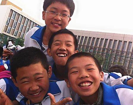 物理老师室内演示电流，同学感受“闪电”兴奋不已，你喜欢这样的老师吗？