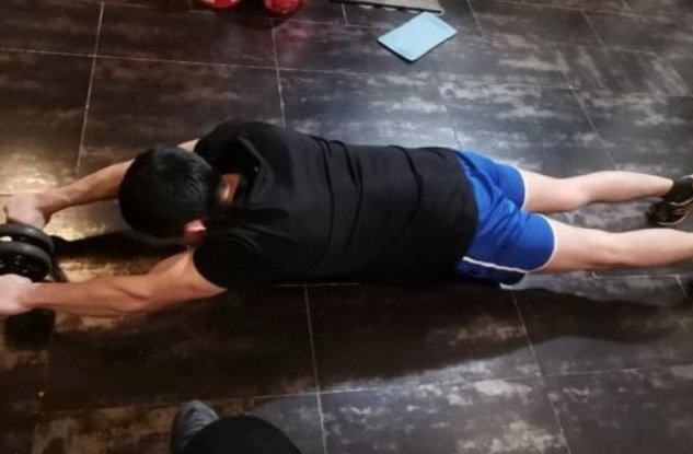 怎样用腹肌轮正确锻炼腹肌