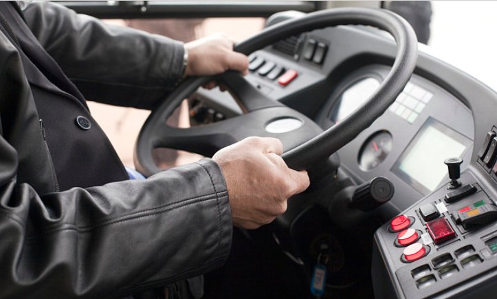 济南一公交司机居然要给乘客下跪道歉,什么仇什么怨?