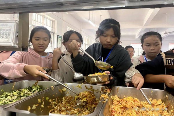 广西学校六菜一汤自助餐只需5.5元,这个价格合理吗?