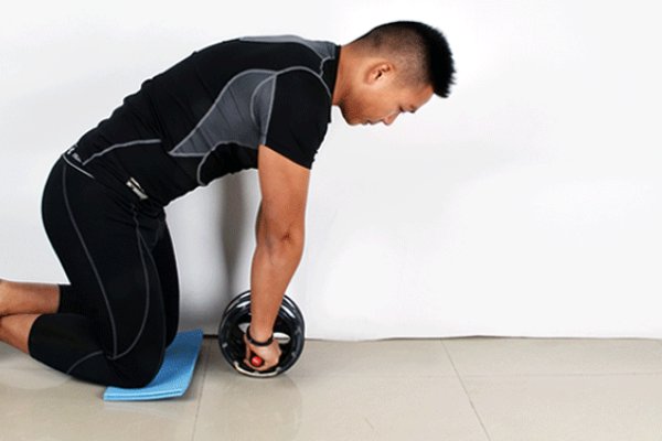 怎样用腹肌轮正确锻炼腹肌