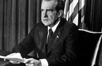 因为水门事件下台的美国总统是？