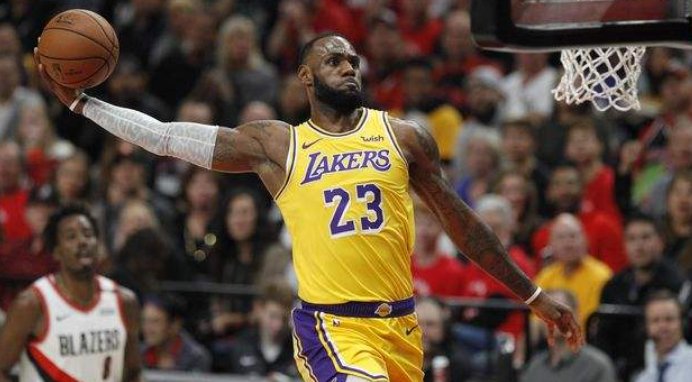 詹姆斯在哪一个球队?