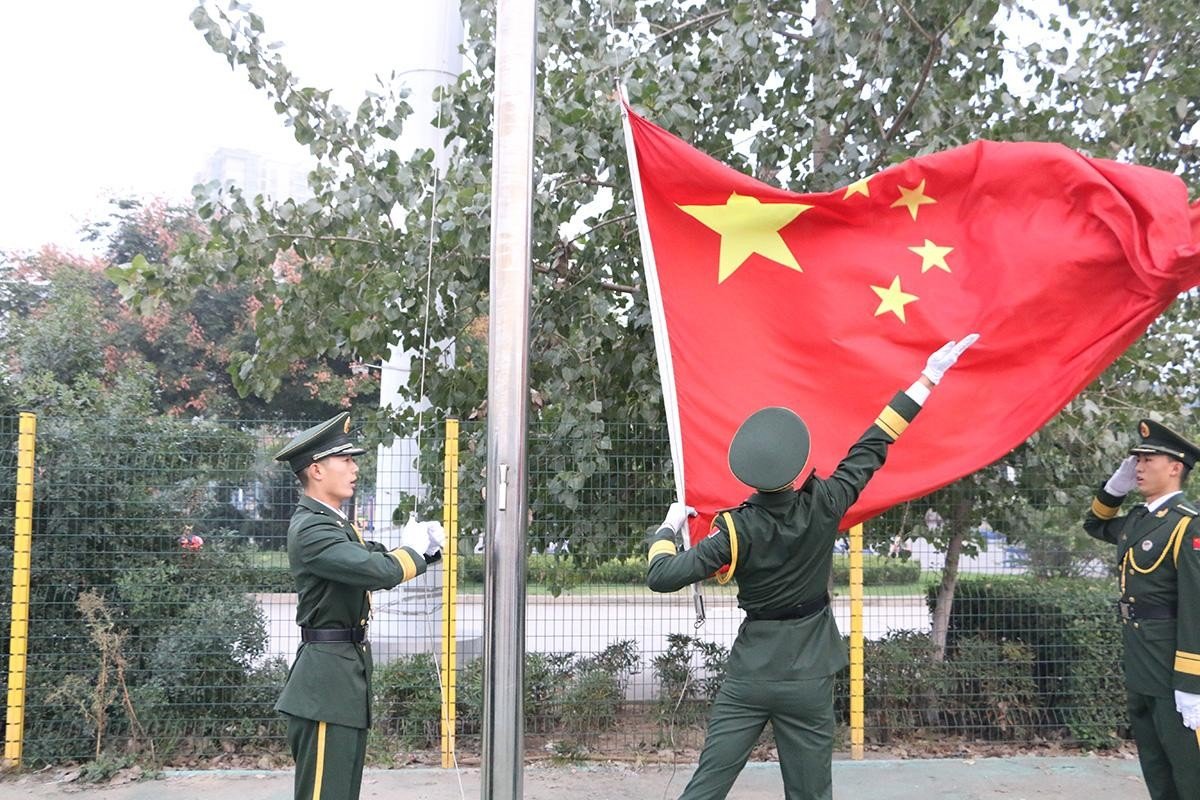 如何在旗杆上挂国旗和绳子