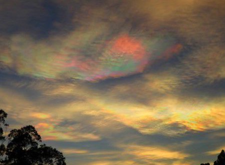 七彩云和地震云的区别