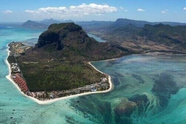 毛里求斯岛的海底瀑布奇观，到底是怎么形成的？