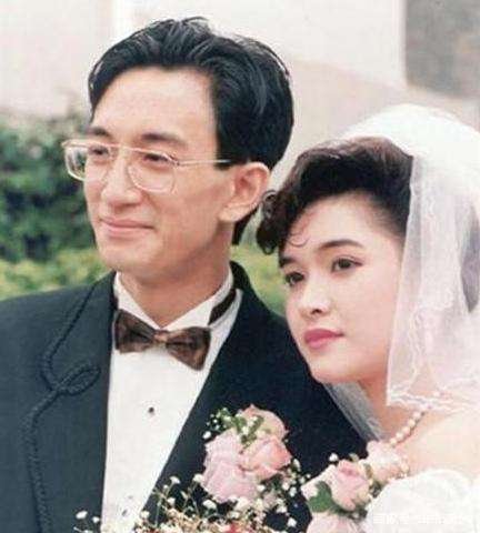 43岁吴启华娶22岁娇妻，7年被妻子败光上亿家产，如今怎样？